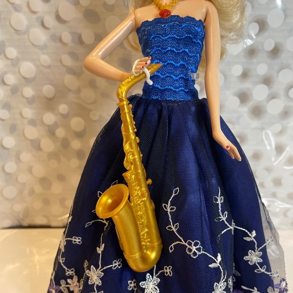 Barbie Fashionistas 💎Beautiful Sapphire Blue gown & Sax - Picture 4 of 12